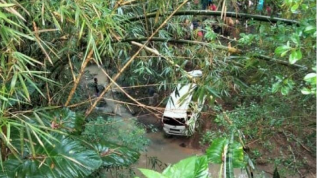 Rem Blong, Mobil Avansa di Ponorogo, Terjun Bebas ke Sungai Sedalam 7 Meter