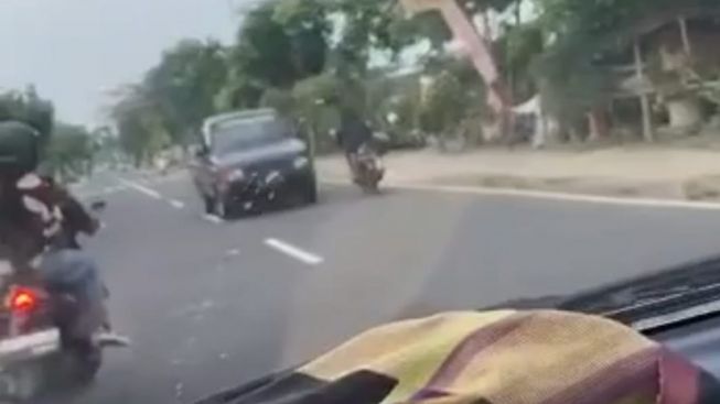 Video Viral: Wanita Melintasi Jalur Ponorogo-Pacitan dengan Zig-Zag Hingga Nyaris Bertabrakan dengan Pengendara dari Arah Berlawanan