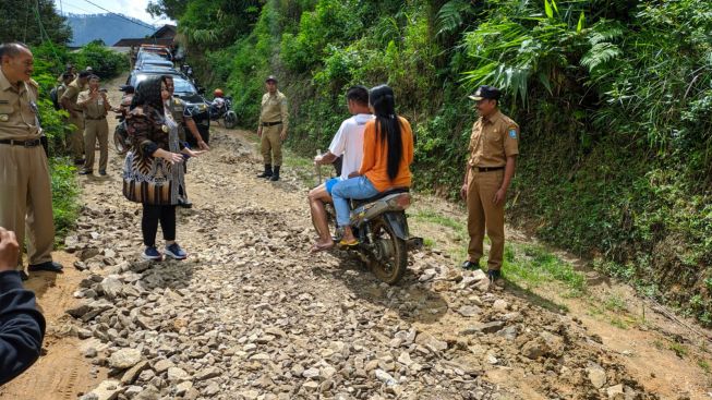 PLH Bupati Ponorogo Tinjau Jalan Viral yang Diperbaiki Dengan Dana Pribadi Warga, Apa Solusinya?