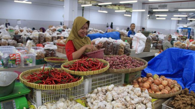 Kenaikan Harga Ayam dan Telur Membuat Kebutuhan Pokok di Pasar Legi Ponorogo Naik