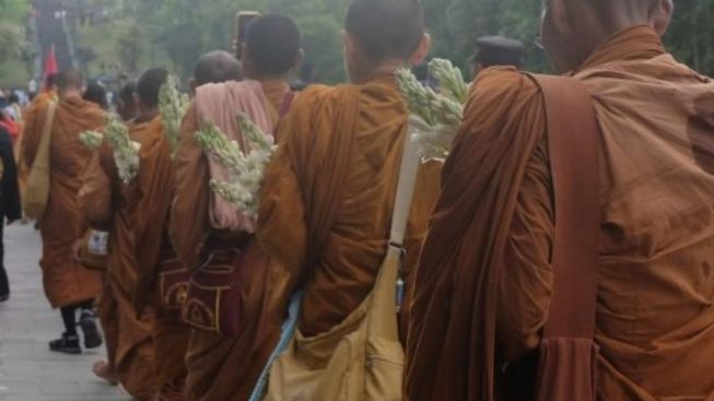 Perjalanan Jauh Biksu Dari Thailand ke Borobudur: Kaki Terkoyak, Senyuman Tak Pernah Padam!