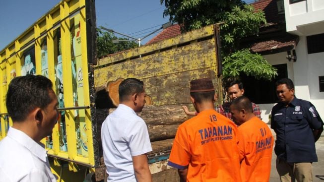 Niat Hati Bangun Rumah dari Kayu Jati, Dua Warga Ponorogo Ditangkap Polisi!