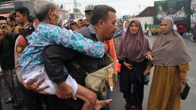 Kisah Haru: Jemaah Lansia Ponorogo Tiba dengan Selamat, Digendong Sang Anak dengan Tangis Bahagia