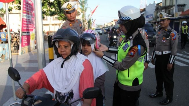 Operasi Patuh Semeru 2023: Polres Ponorogo Berikan Teguran dan Helm Baru untuk Pengendara Motor!