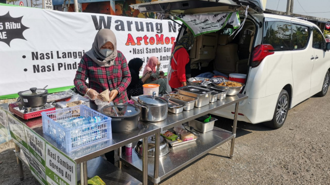 Mobil Mewah Alphard Jadi Gerai Kuliner Kaki Lima di Ponorogo, Viral di Media Sosial