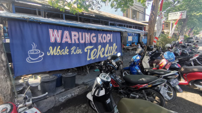 Warung Kopi Mbah Tekluk: Tradisi Nongkrong Khas Ponorogo yang Menghangatkan