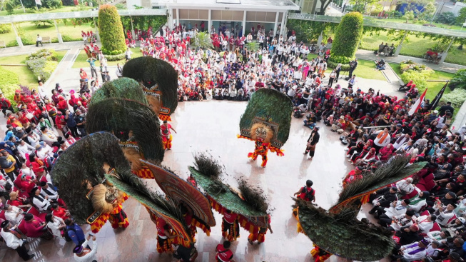 Ribuan Peserta Pawai Budaya Reog Ponorogo Memadati Halaman Depan Kemenko PMK