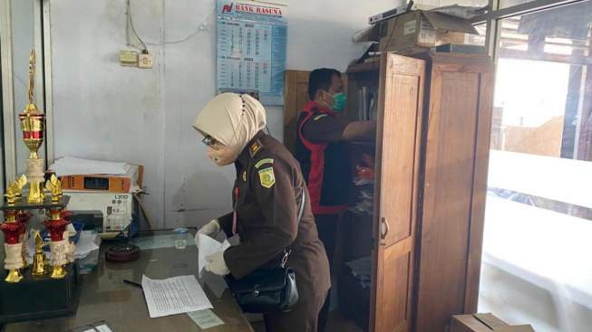 Kejaksaan Negeri Ponorogo Mengeledah Kantor Desa Sawoo dalam Kasus Dugaan Pungli Surat Segel Tanah