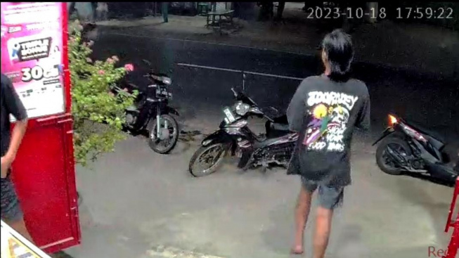 Video Viral: Mobil Pick-Up Tabrak Tiga Motor Parkir di Kabupaten Ponorogo