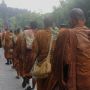 Perjalanan Jauh Biksu Dari Thailand ke Borobudur: Kaki Terkoyak, Senyuman Tak Pernah Padam!