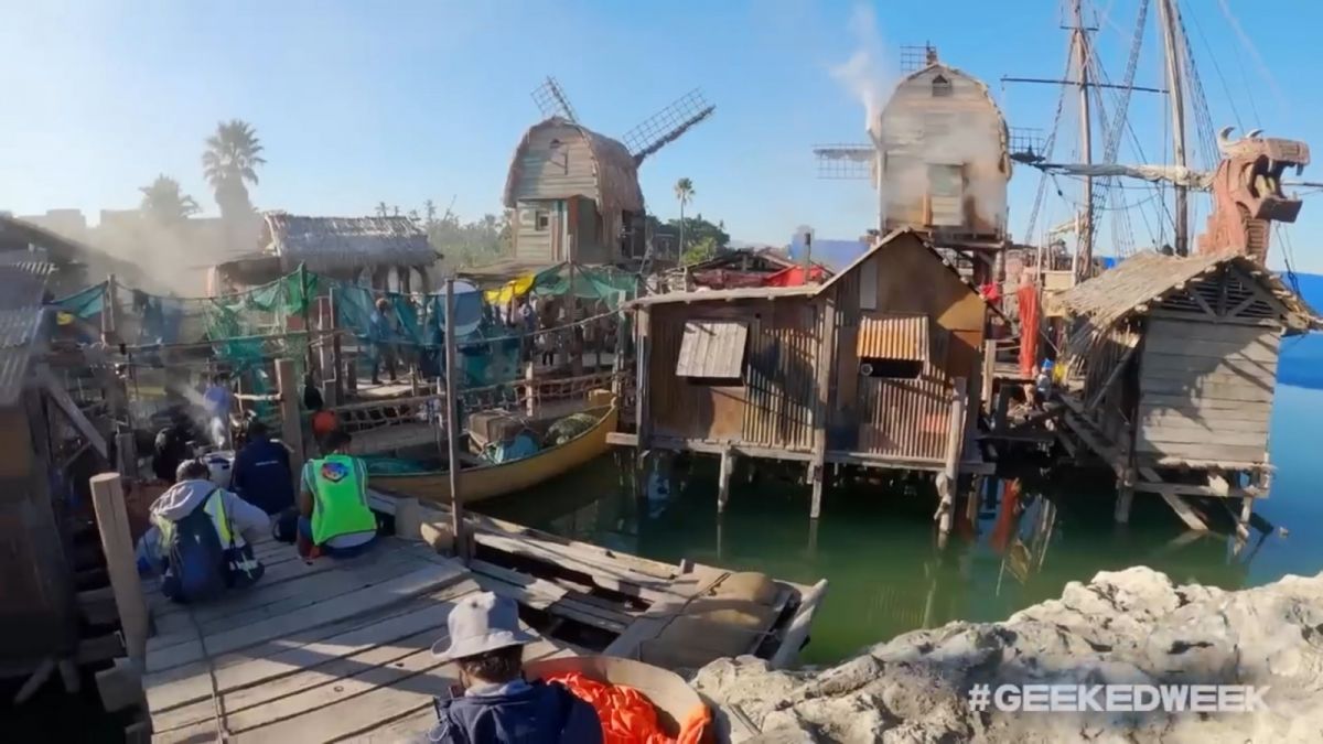 Set Desa Foosha dan Kapal Bajak Laut Rambut Merah [Screenshot livestream Netflix Geeked Week 2022]