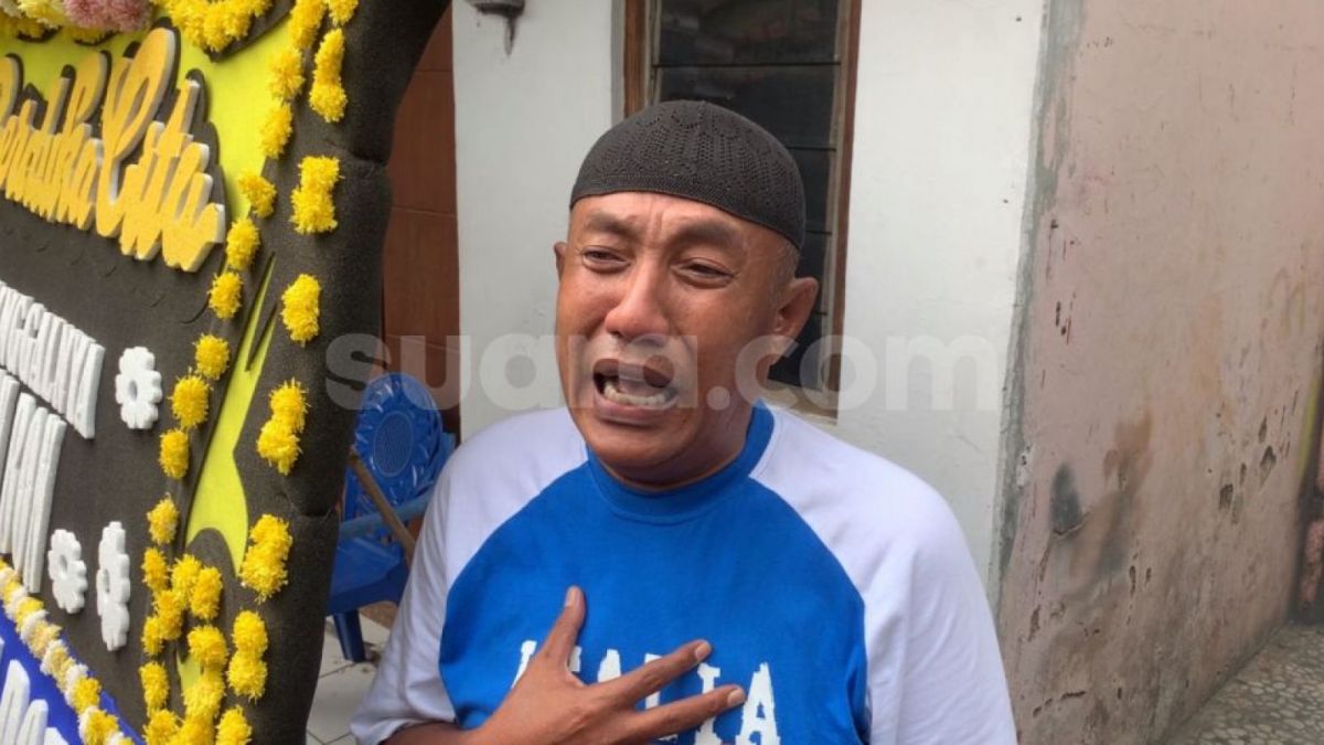 Kekasih Rini S Bon Bon, Ujang Ronda di rumah duka di kawasan Kramat Lontar, Jakarta [suara.com]