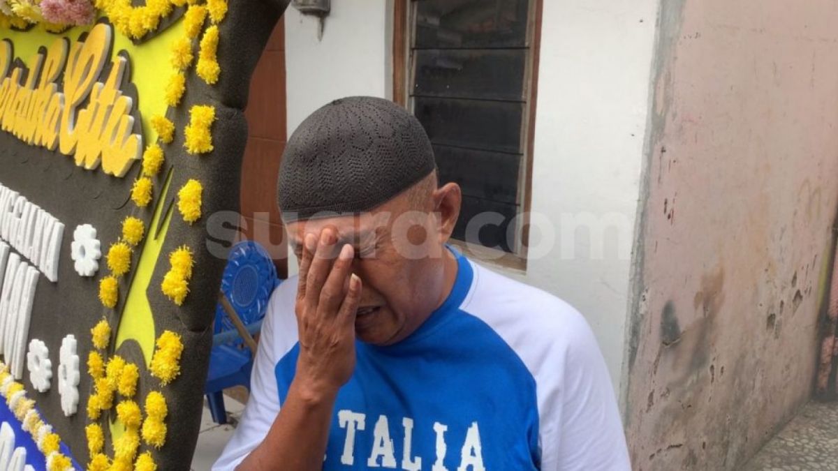 Kekasih Rini S Bon Bon, Ujang Ronda di rumah duka di kawasan Kramat Lontar, Jakarta [suara.com]