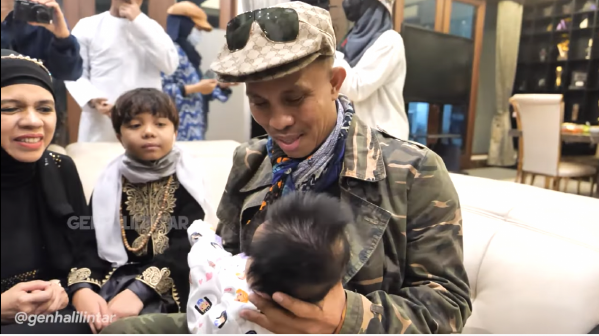 Orang tua Atta Halilintar bertemu baby Ameena. [(Youtube Gen Halilintar)]