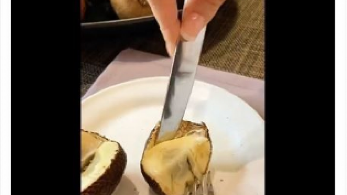 Screenshot_38 [Cara elegan makan salak (TikTok @VindyLee)]