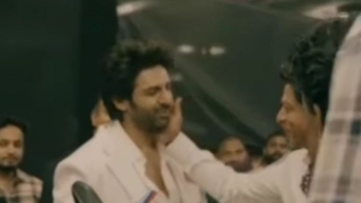 Shah Rukh Khan tepok wajah Kartik Aaryan (Instagram/@viralbhayani) [suara.com]
