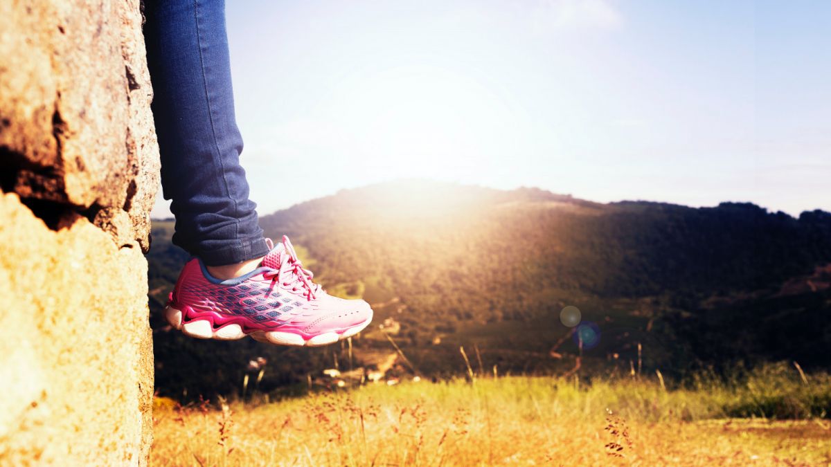 Ilustrasi sepatu gunung [pexels.com/Daniel Reche]