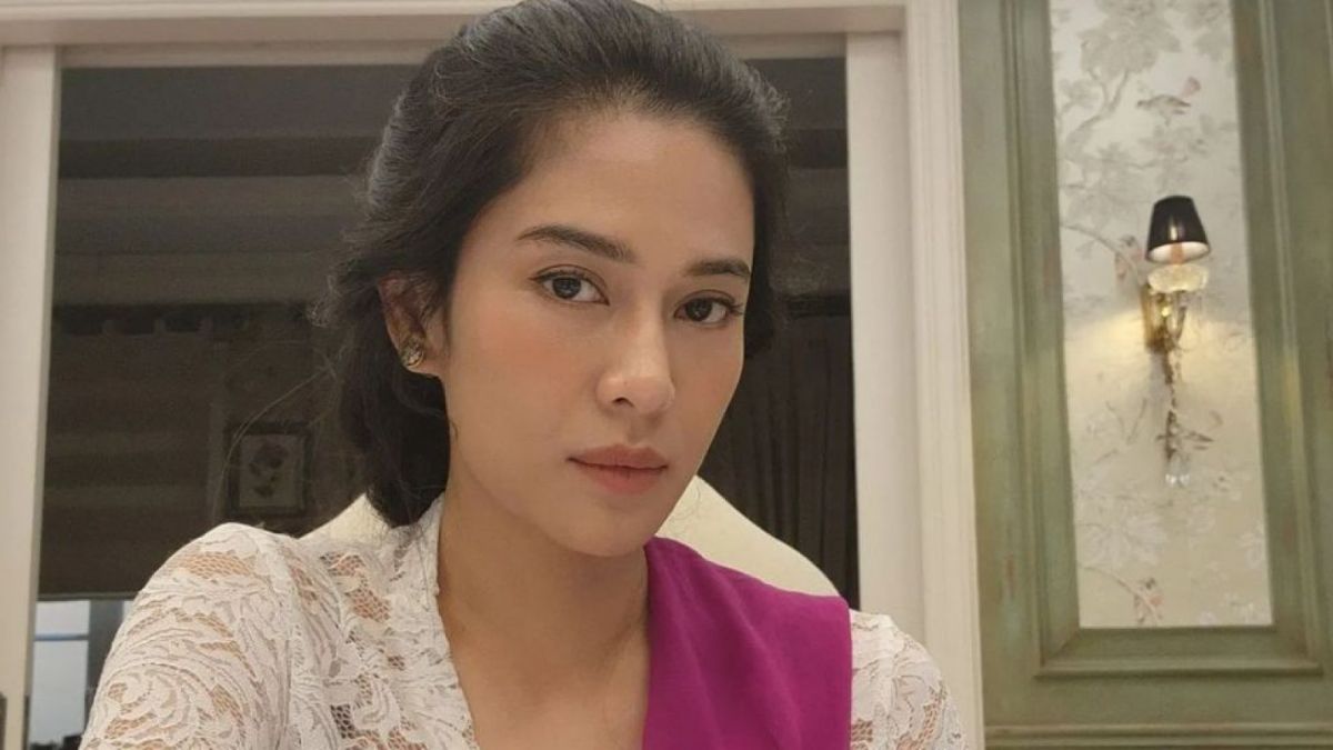 Dian Sastrowardoyo Cantik Berkebaya - Poptren