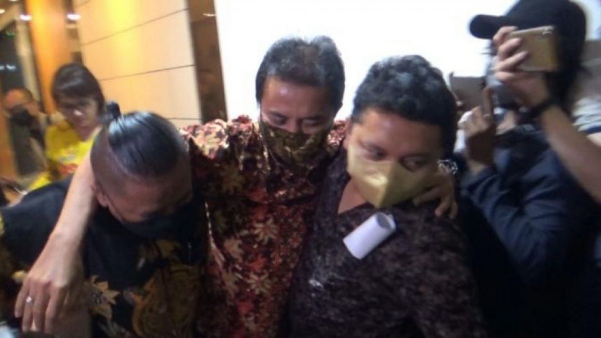 Mantan Menteri Pemuda dan Olahraga, Roy Suryo usai diperiksa sebagai tersangka [suara.com]