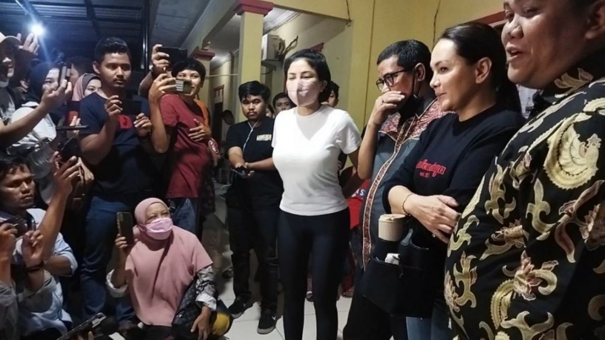 Nikita Mirzani saat memberikan keterangan usai penangguhan penahanan dirinya [suara.com]