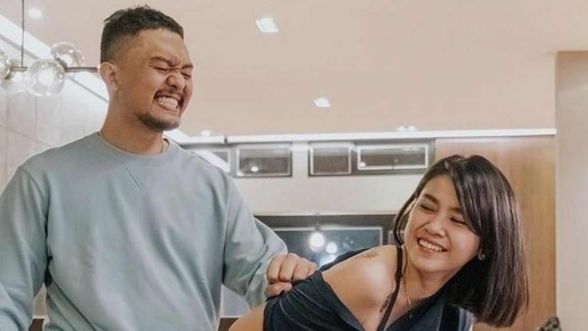 Uus dan istri di dapur. [Instagram @uusbiasaaja] [suara.com]