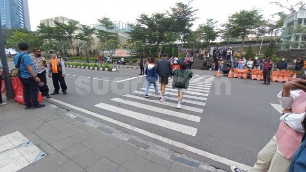 Lokasi zebra cross Citayam Fashion Week di Dukuh Atas, Jakarta Pusat. (Suara.com/Yaumal)