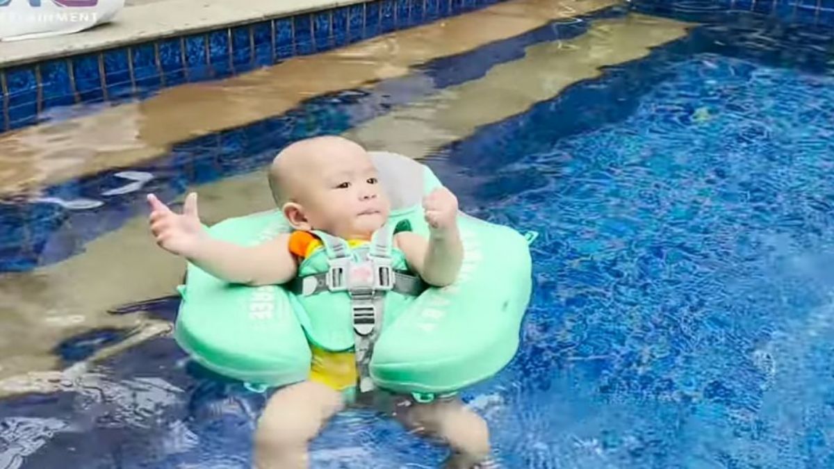 Potret Rayyanza Belajar Renang(YouTube/RANS Entertainment)