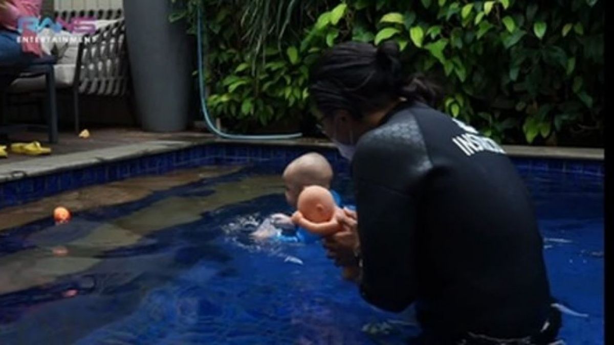 Potret Rayyanza Belajar Renang(YouTube/RANS Entertainment)