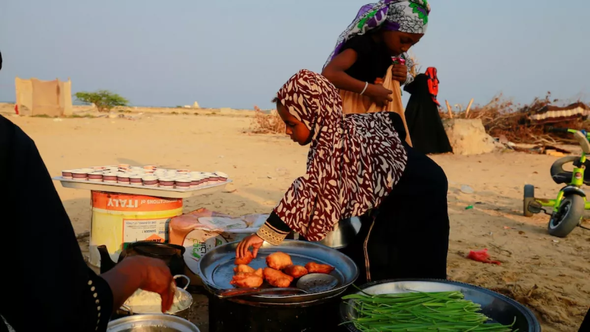 Laporan terbaru mengatakan ketimpangan gender yang tinggi berhubungan langsung dengan kerawanan pangan. [Reuters: Nusaibah Almuaalemi]