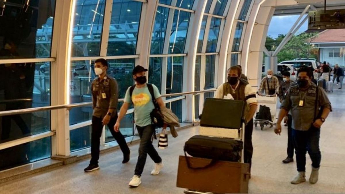 Petugas Imigrasi mendampingi tiga WNA berkebangsaan Belanda, Jerman, dan Rusia dideportasi kembali ke negaranya melalui Bandara Internasional I Gusti Ngurah Rai, Bali, Selasa (9-9-2022). (Kanwil Kemenkumham Bali)