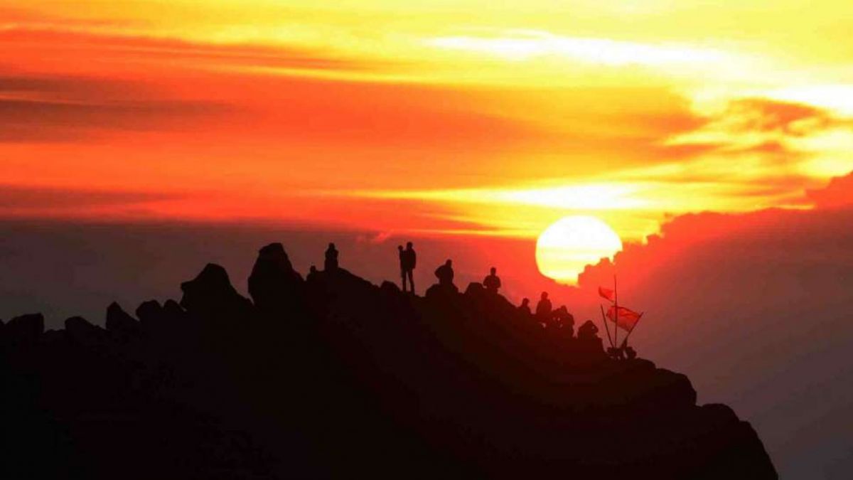 Puncak Gunung Arjuno, Pasuruan, Jawa Timur, Minggu (24/4).