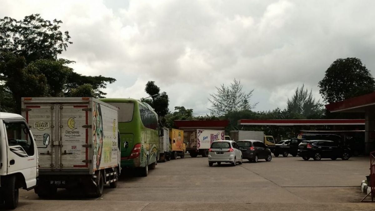 Antrian kendaraan roda empat di salah satu spbu di Batam, akibat kelangkaan bbm jenis solar (suara.com/partahi)