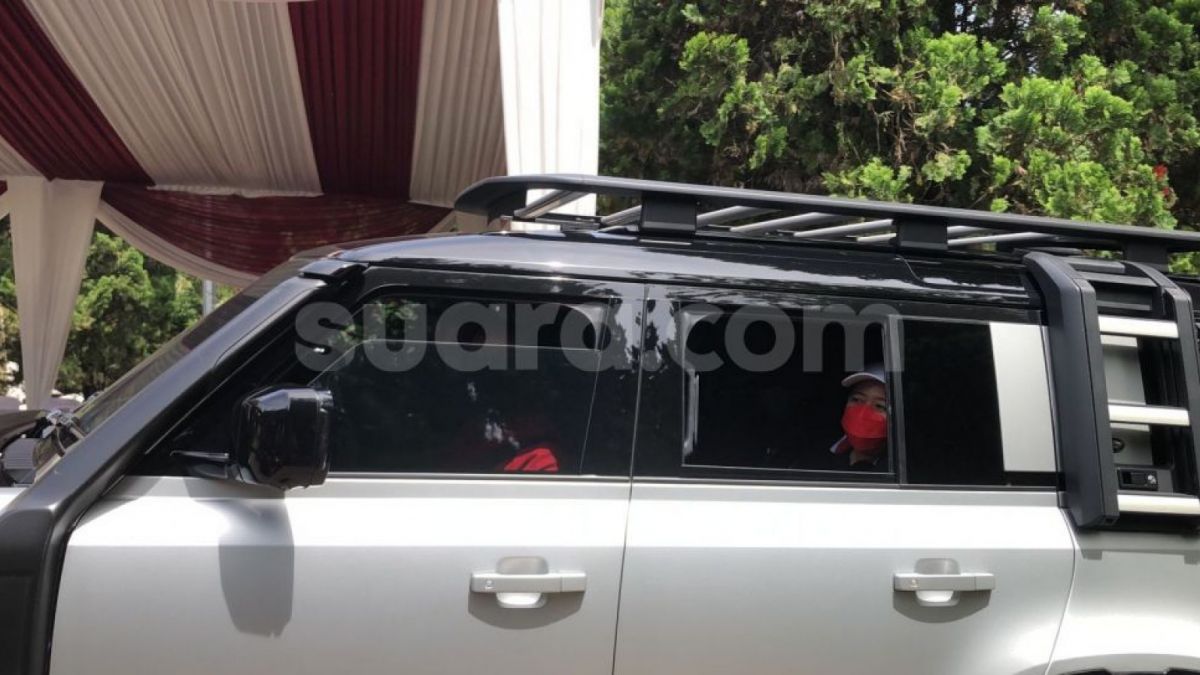 Puan Maharani tiba di kediaman Prabowo Subianto, Minggu (4/9/2022). (Suara.com/Novian)