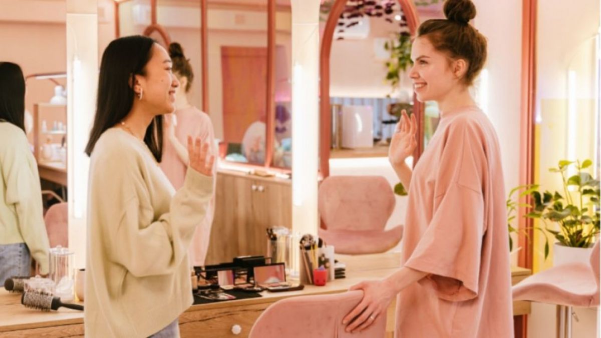 ilustrasi berbicara dengan orang lain.(pexels)