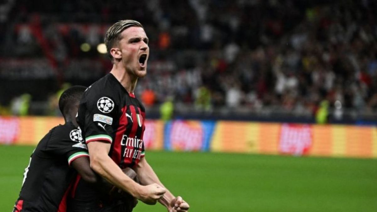 Striker AC Milan asal Belgia, Alexis Saelemaekers, melakukan selebrasi seusai mencetak gol ke gawang Dinamo Zagreb, Kamis (15/9/2022). [ANTARA/AFP/Miguel Medina]