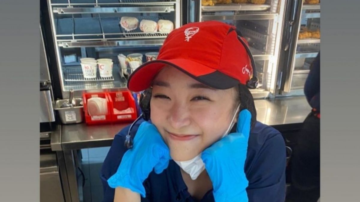 Livy Renata Jajal Profesi Baru Jadi Pelayan KFC. [Instagram/LivyRenata]