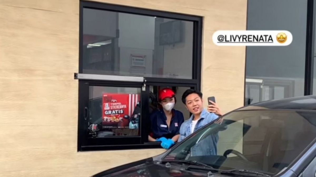 Livy Renata Jajal Profesi Baru Jadi Pelayan KFC, Bikin Pelanggan Salfok Sampai Turun dari Mobil. [Instagram/LivyRenata]
