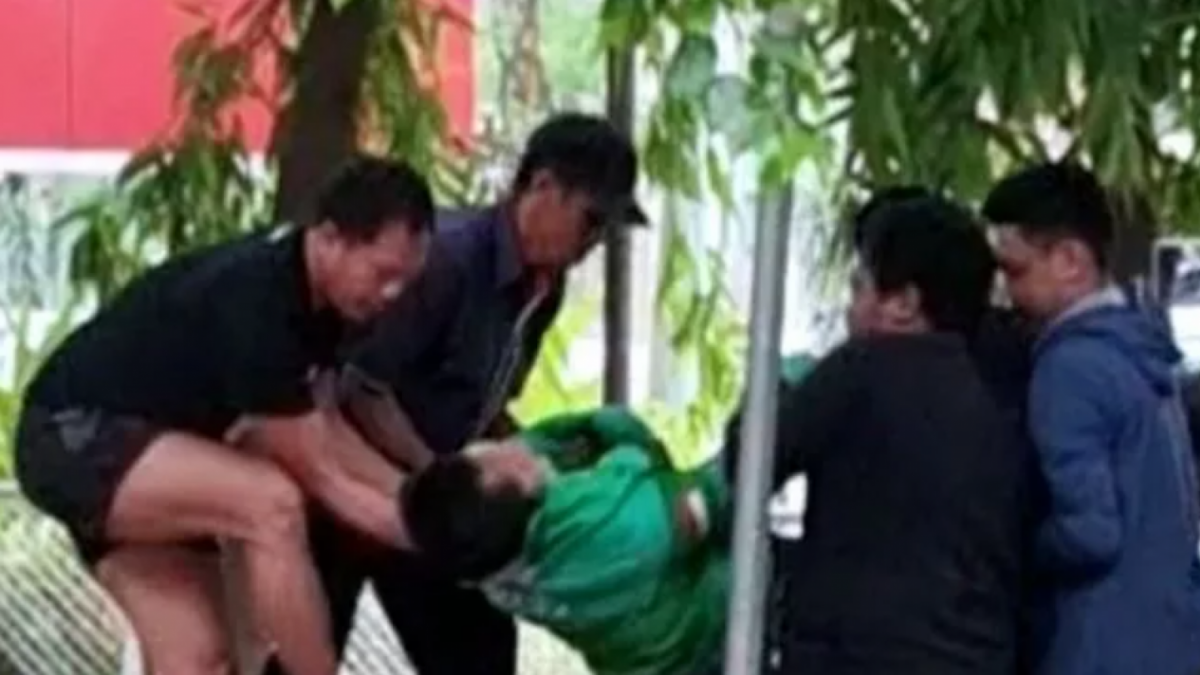 Evakuasi korban driver ojol [ANTARA/Darwin Fatir]