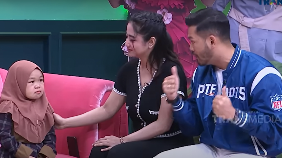 Potret Rina yang sedang diwawancarai disalah satu stasiun televisi [YouTube]