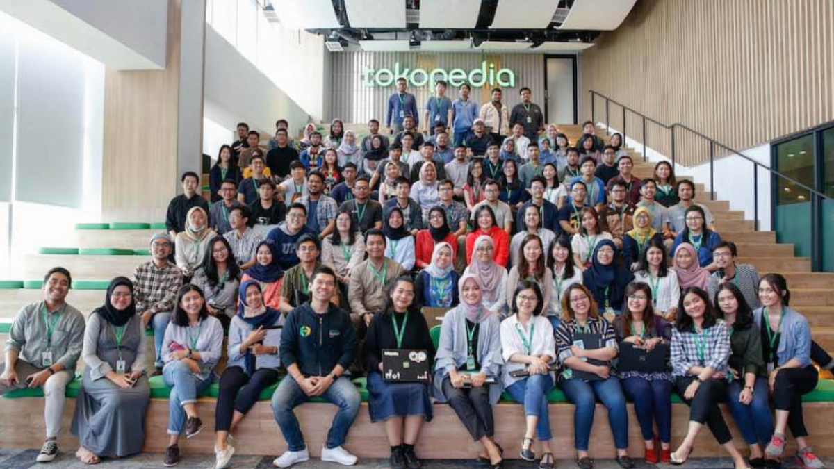 Suasana dan para karyawan Tokopedia [tokopedia.com]
