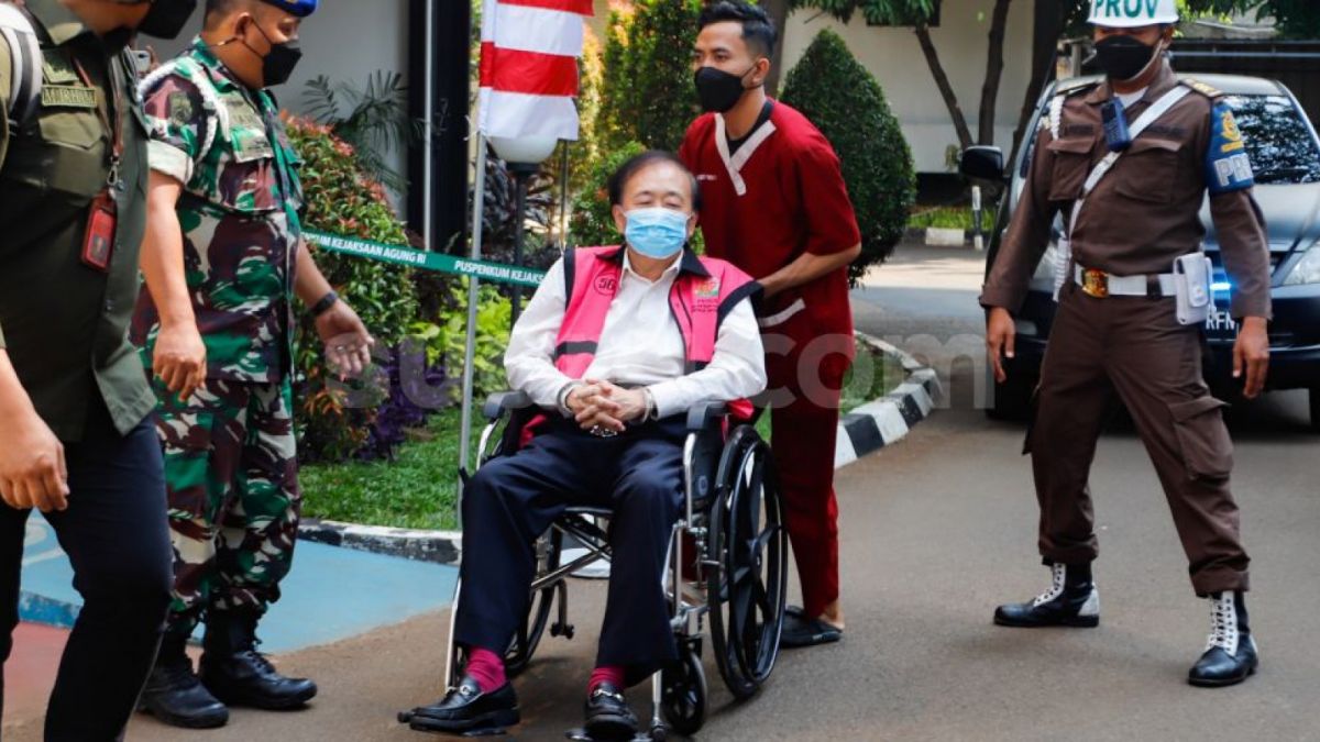 Surya Darmadi didorong pakai kursi roda saat diperiksa Kejagung [Suara.com/Alfian Winanto]