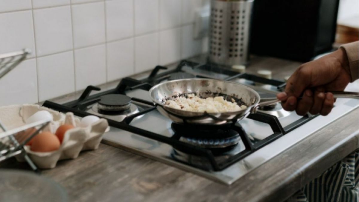 Photo by cottonbro: https://www.pexels.com/photo/person-holding-a-pan-on-top-of-a-stove-7696921/