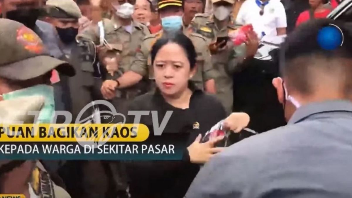 Puan bagikan kaos ke warga dengan wajah tegang. (YouTube/metrotvnews)