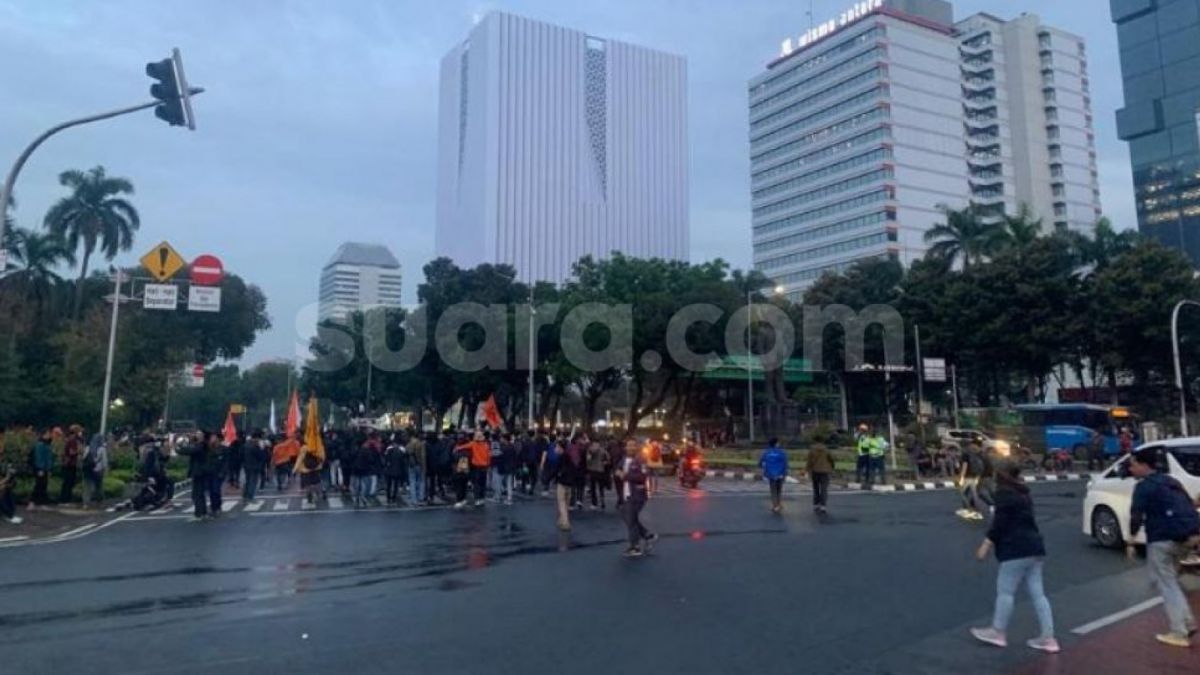 Penampakan massa mahasiswa saat meninggalkan lokasi demonstrasi di Patung Kuda. (Suara.com/Yaumal)