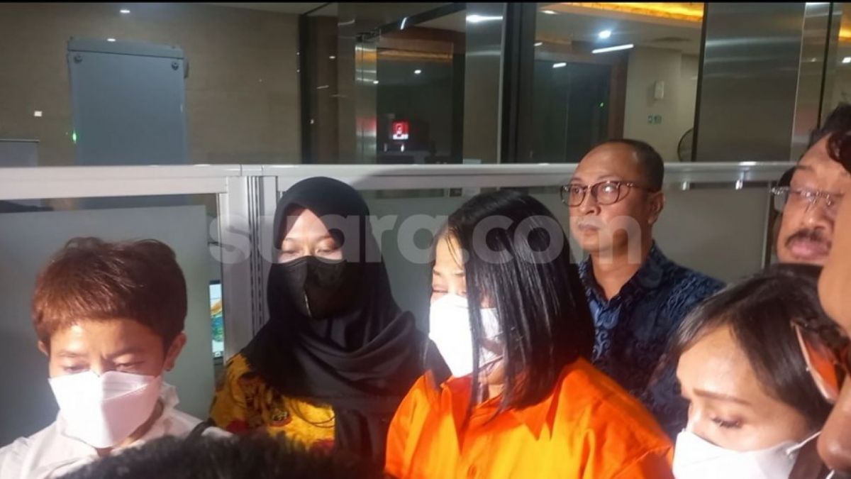 Putri Candrawathi pakai baju oranye tahanan Bareskrim [Suara.com/Muhammad Yasir]