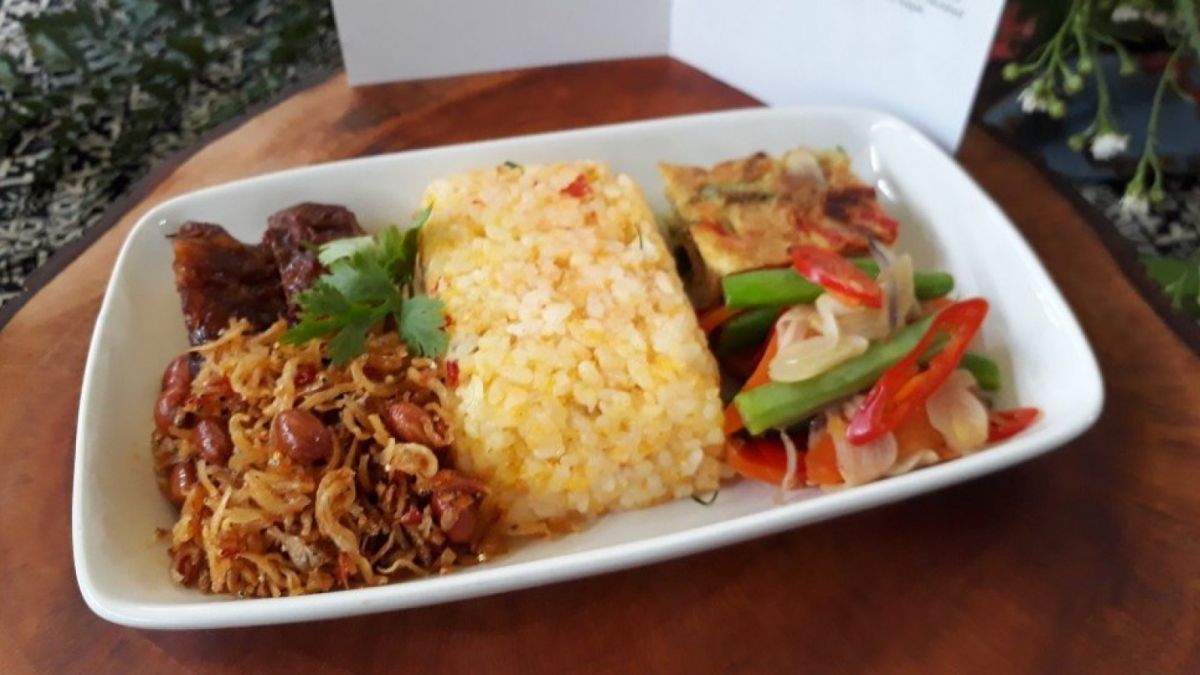 Nasi Ulam, kuliner asli Indonesia yang jadi daya tarik wisata kuliner. [(Suara.com/Risna Halidi)]