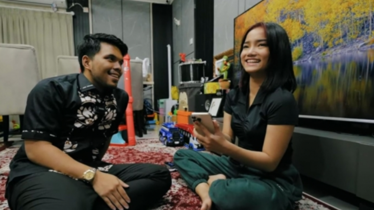 Reaksi Fuji Setelah mendapatkan hp baru [YouTube]