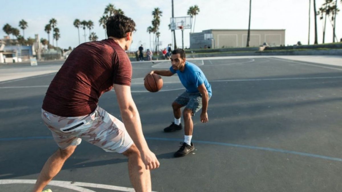 Ilustrasi bermain basket [(pexels.com/RODNAE Productions)]