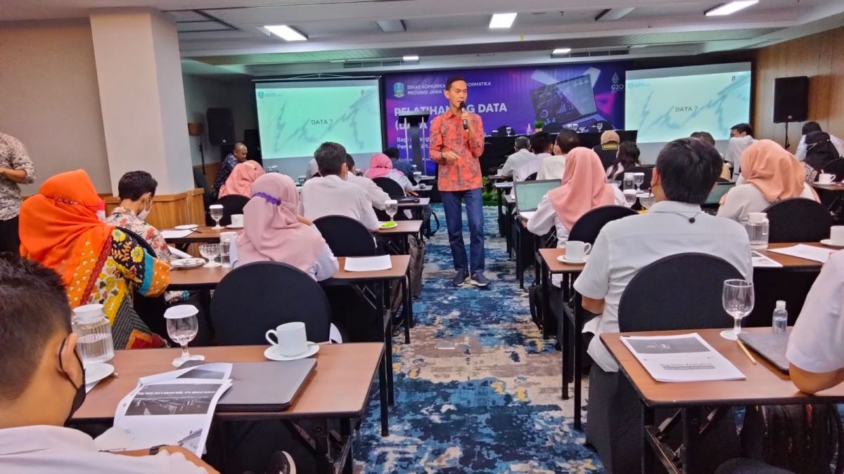 Arief Rama Syarif memberika edukasi data bagi para pekerja muda. [Dokumen pribadi]