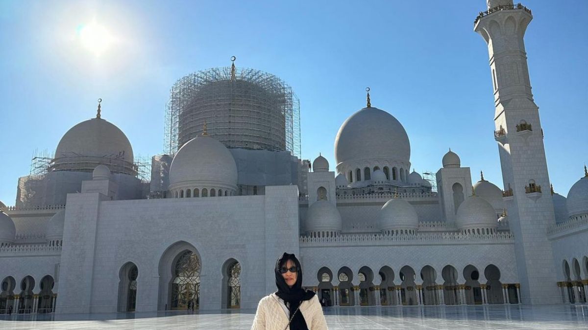 Jennie BLACKPINK Pakai Kerudung saat Masuk Masjid, Dipanggil Ukhti oleh Netizen [Instagram @jennierubyjane]